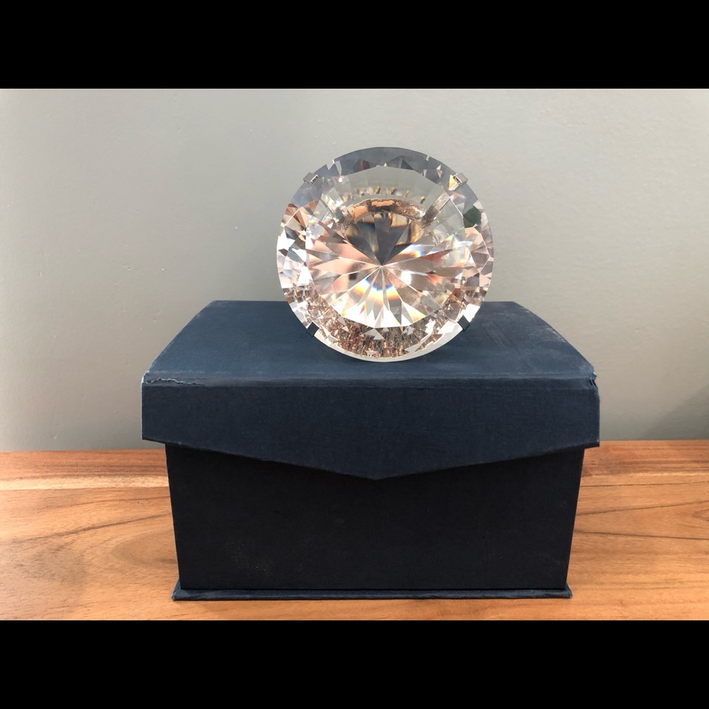 Faux engagement ring paperweight - Picture 7 of 8